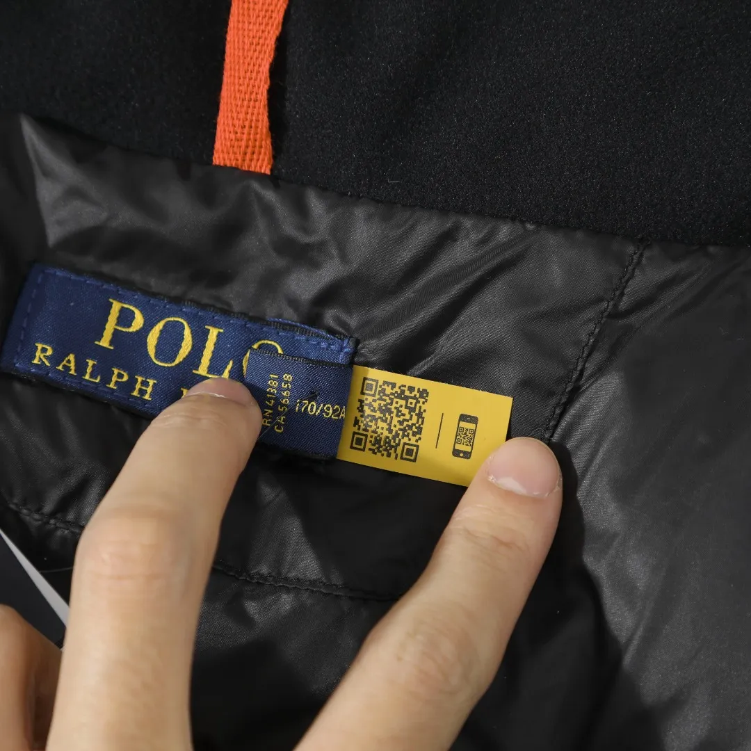 P680 #R58 Ralph Lauren/Ralph Lauren classic new down jacket jacket with detachable hood extra thick plush down jacket men's top "Thousands of stitches of electric embroidery, the logo is like a work of art" The imported Barudan embroidery machine is used to carve the classic polo logo with precision electric embroidery technology. Each letter is full and three-dimensional, with clear details, making it the "most expensive embroidered logo" on the down jacket, highlighting its extraordinary status. "75% national standard high-quality white duck down, light and heat-locking" is filled with 75% high-quality white duck down, which is light and pressure-free, but has excellent warmth retention. After compression, it can quickly rebound and become fluffy, say goodbye to bloat, embrace unburdened warmth, and face the cold winter without timidity. "Technical fabrics that protect against cold and wind and rain" · Long-lasting fluffy and non-stiffening, consistent thermal performance · 400T high-density gallbladder + pinhole retraction technology, completely say goodbye to velvet · Windproof and waterproof matte fabric with adjustable hem, easy to deal with bad weather "Five colors come together to interpret diverse styles" · White: pure first snow, fresh and versatile · Black: classic without limits, calm and atmospheric · Navy blue: low-key and elegant, suitable for both business and leisure · Sky blue: bright and healing, brightening up dull winter days · Khaki: retro and gentle, the first choice for urban wanderers "The details are authentic, the texture is everywhere" The original electroplated YK zipper is smooth and durable, the detachable hood can be worn multiple times, and the original hangtag and washable label ensure authentic quality. The same design for men and women makes it easy to control whether it is used as a couple's outfit or to create personal style, making it an indispensable fashion equipment this winter.  Color: Black, Navy, Khaki, White, Sky Blue Size: S M L